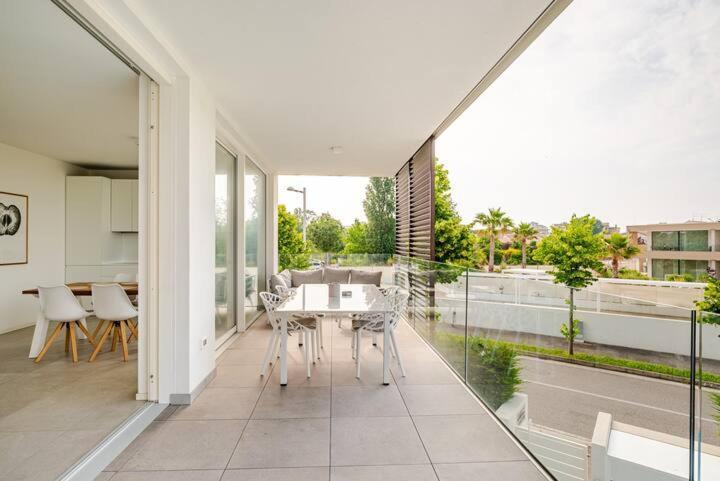 Apartment Luma With Pool ลิโดดิเยโซโล ภายนอก รูปภาพ